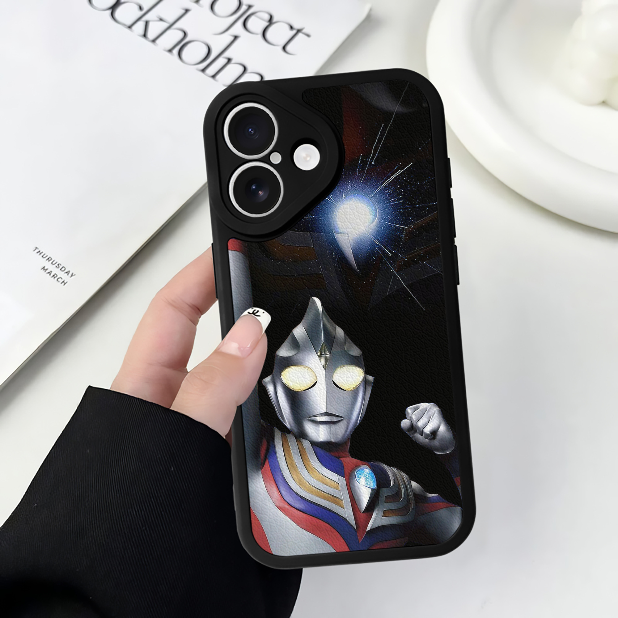（画像用） ウルトラマン Ultraman 【iPhone 16シリーズ対応】シリコンスマホケース（レザー調） 材質：シリコン